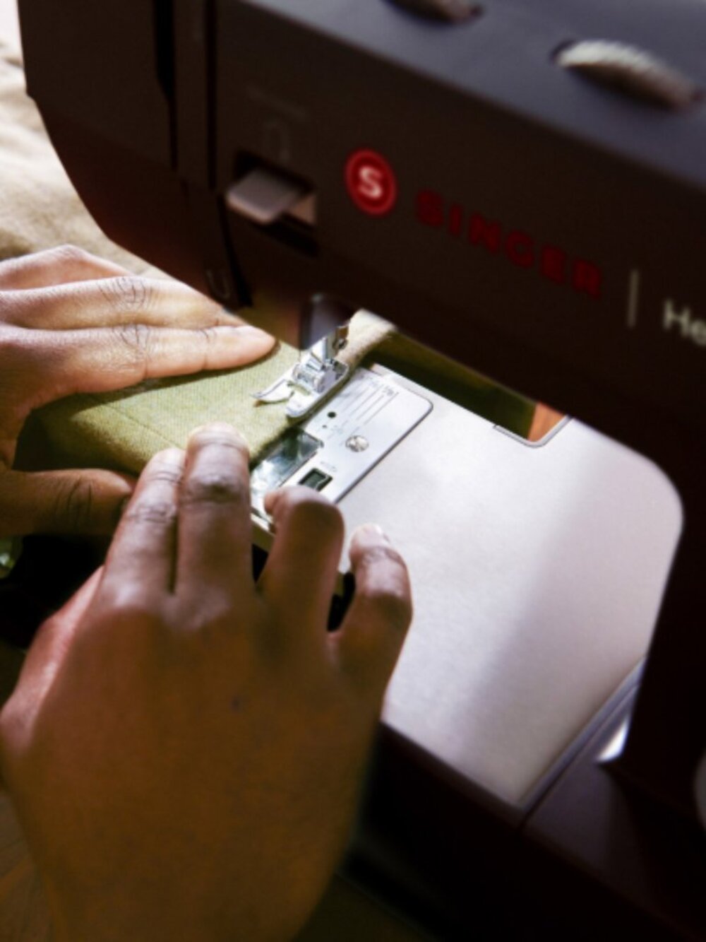 SINGER Heavy Duty 8832 Sewing Machine, Black - Picture 4 of 8
